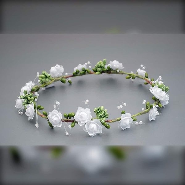 Kommunionkranz weiss - verziert mit Blumen in der Farbe weiss, grünen Blüten und Perlen